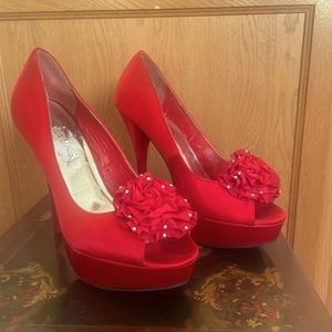 Size 7 Diva Lounge Red Heels